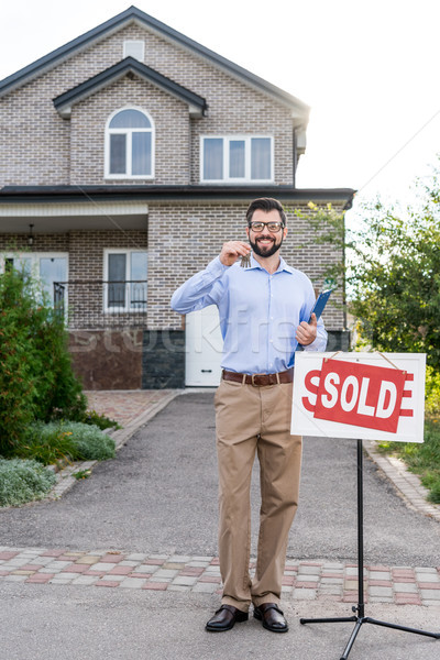 Foto stock: Corredor · de · bienes · raíces · claves · vendido · casa · guapo · sonriendo