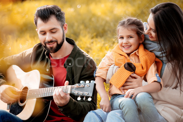 Foto stock: Família · relaxante · gramíneo · colina · filha · pai