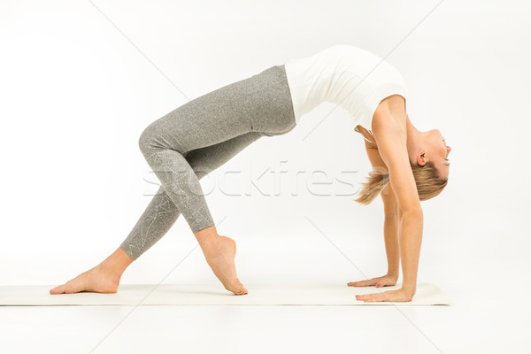 Foto stock: Mulher · em · pé · ioga · posição