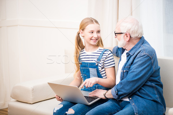 Grootvader kleindochter met behulp van laptop samen glimlachend ander Stockfoto © LightFieldStudios