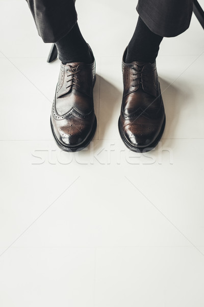 Cuero zapatos tiro empresario elegante traje Foto stock © LightFieldStudios