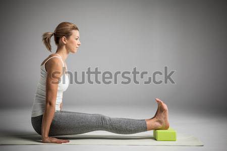 Femeie yoga handstand pune fundal Imagine de stoc © LightFieldStudios