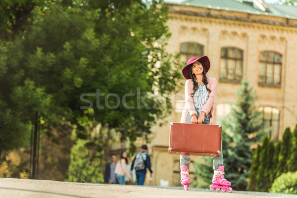 Fată patine valiză vedere frumos Imagine de stoc © LightFieldStudios