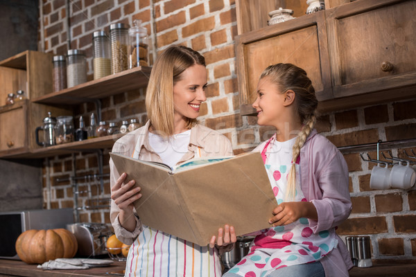 家庭 閱讀 烹調術 書 小女孩 母親 商業照片 © LightFieldStudios
