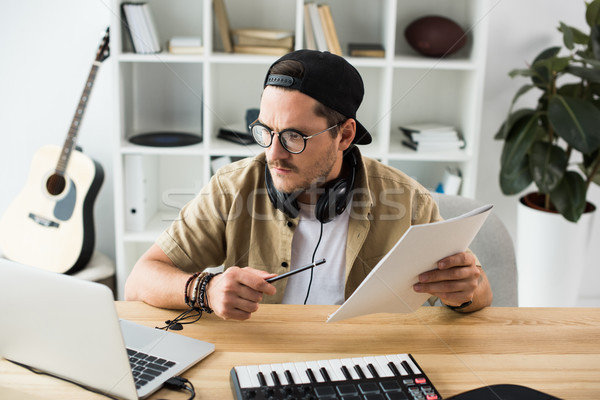 Foto stock: Músico · de · trabajo · nuevos · proyecto · jóvenes · moderna