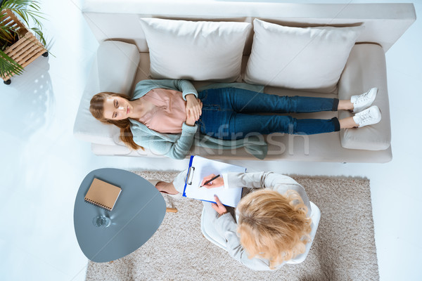 Psiholog pacient terapie vedere scris clipboard Imagine de stoc © LightFieldStudios