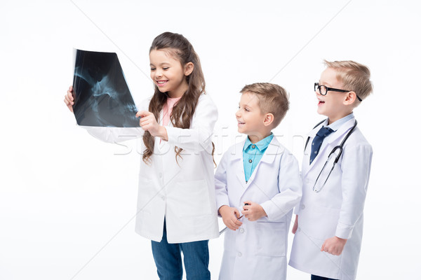 Gyerekek játszanak orvosok három mosolyog gyerekek orvosi Stock fotó © LightFieldStudios