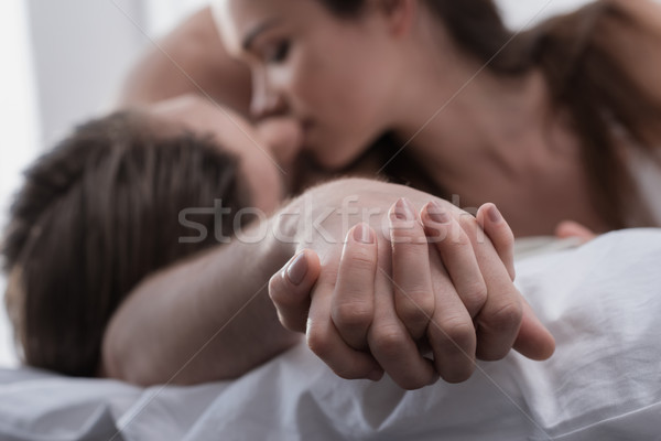 Cuplu țin de mâini pat shot dimineaţă Imagine de stoc © LightFieldStudios