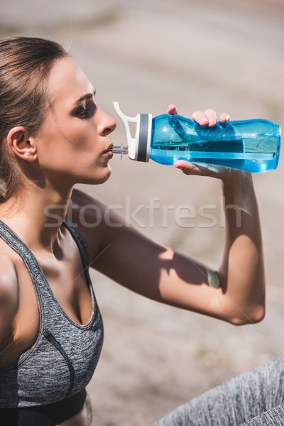 Сток-фото: женщину · питьевая · вода · вид · сбоку · бутылку · подготовки · фитнес