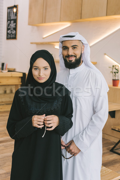 Muslim Paar traditionelle Kleidung stehen modernen Kaffeehaus Stock foto © LightFieldStudios