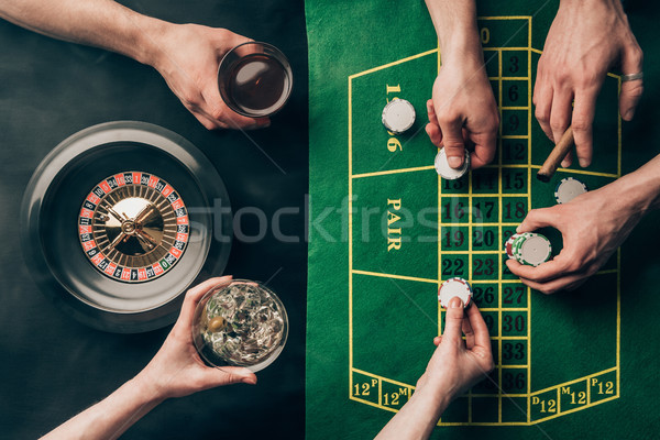 Foto stock: Mano · whisky · chips · casino · mesa · ruleta