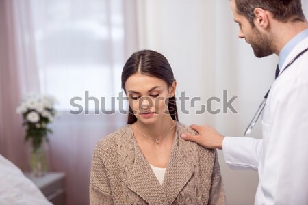 Médico consulta paciente jóvenes doctor de sexo masculino sonriendo Foto stock © LightFieldStudios