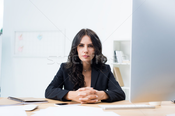 Geschäftsfrau Sitzung Arbeitsplatz ernst jungen schauen Stock foto © LightFieldStudios