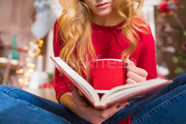 Nő olvas könyv forró ital közelkép kilátás Stock fotó © LightFieldStudios
