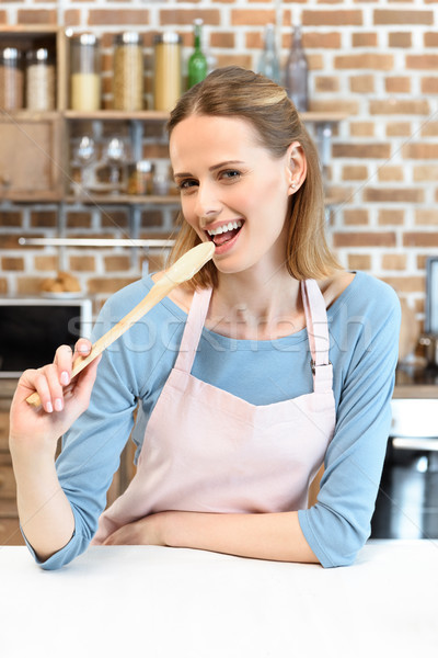 Jeune femme tablier souriant caméra [[stock_photo]] © LightFieldStudios