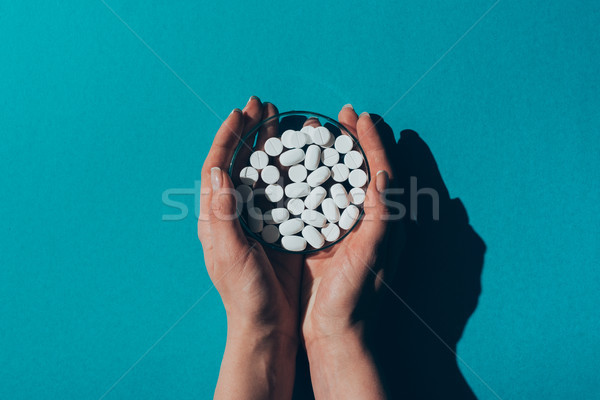 Fel de mâncare pastile mâini top vedere uman Imagine de stoc © LightFieldStudios
