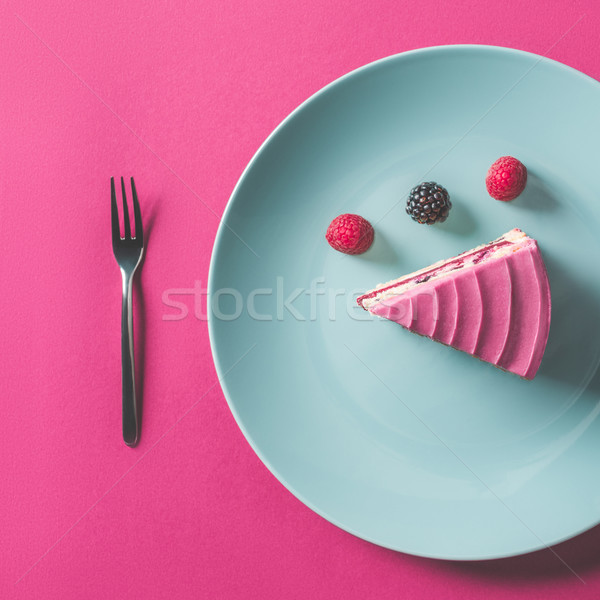Top view pezzo rosa torta frutti di bosco Foto d'archivio © LightFieldStudios