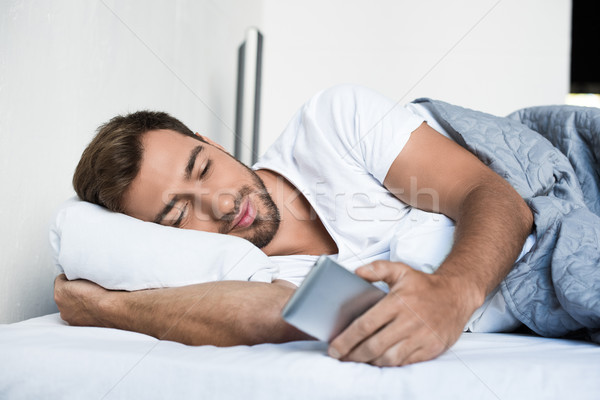 Stock foto: Mann · Smartphone · Bett · anziehend · junger · Mann · weiß