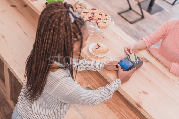 Foto d'archivio: Barista · pagamento · giovani · african · american · client