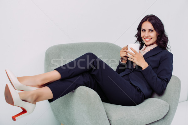 Empresária copo bebida quente sorridente jovem relaxante Foto stock © LightFieldStudios
