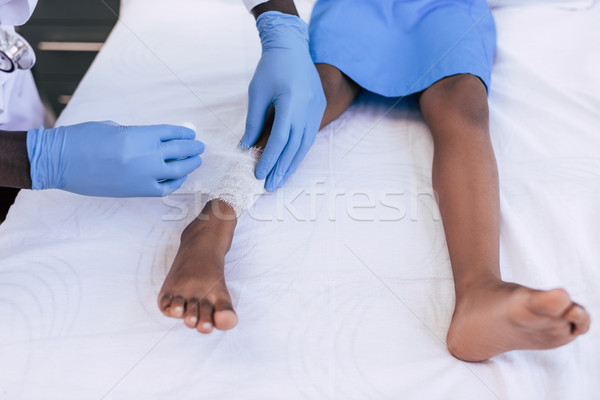 [[stock_photo]]: Médecin · soins · patient · coup