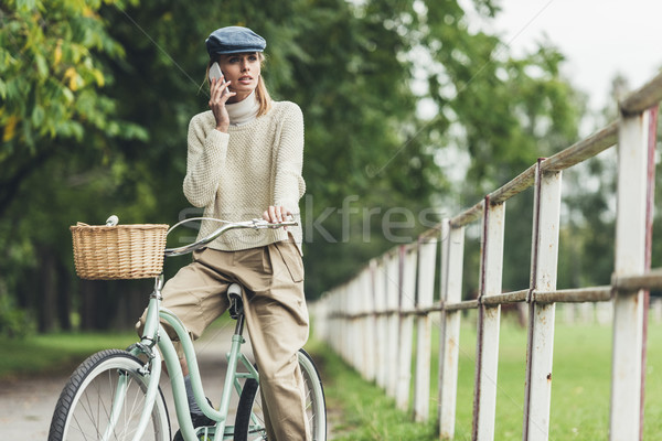 Mujer bicicleta atractivo elegante hablar Foto stock © LightFieldStudios