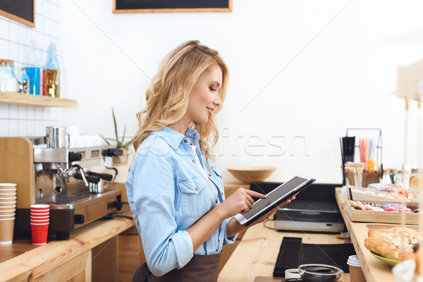 [[stock_photo]]: Serveuse · numérique · comprimé · vue · de · côté · souriant · jeunes