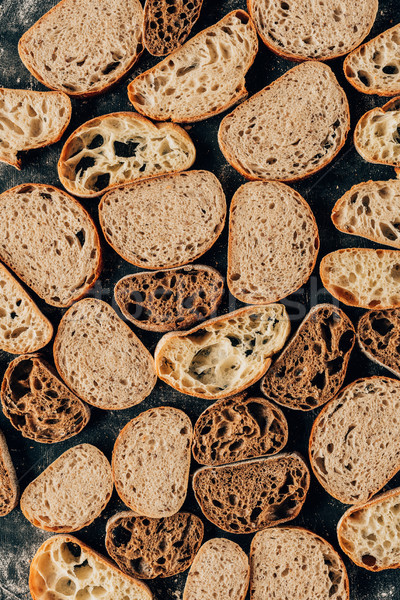 Top vedere piese pâine întuneric faina Imagine de stoc © LightFieldStudios