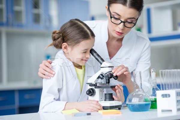 Foto stock: Professor · pequeno · estudante · cientistas · trabalhando · microscópio