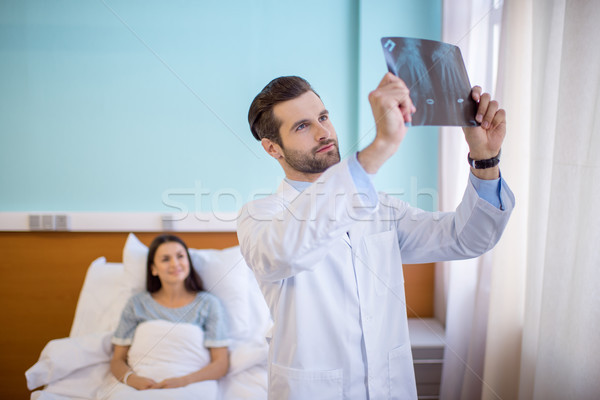 Stock fotó: Orvos · tart · röntgen · kép · fiatal · férfi · orvos