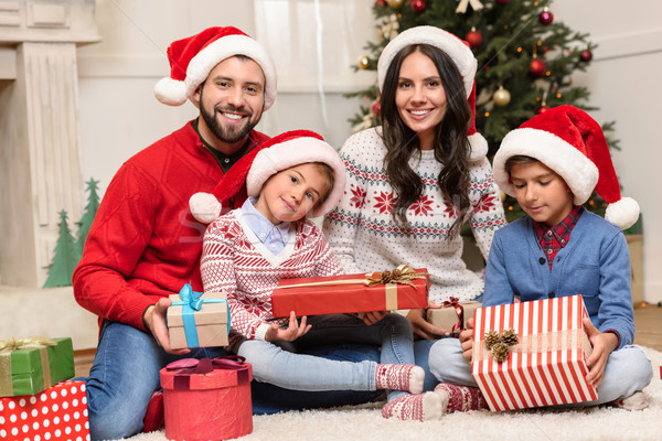 Stockfoto: Familie · christmas · presenteert · gelukkig · jonge · twee