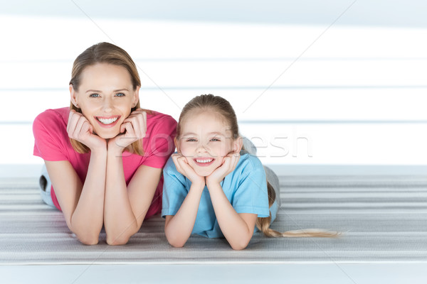 Retrato sorridente filha mãe treinamento branco Foto stock © LightFieldStudios