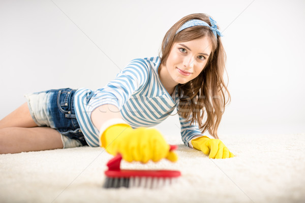 Vrouw schoonmaken tapijt jonge vrouw Geel rubberen handschoenen Stockfoto © LightFieldStudios