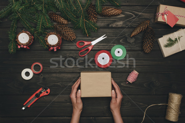 [[stock_photo]]: Femme · Noël · cadeau · haut · vue · bois