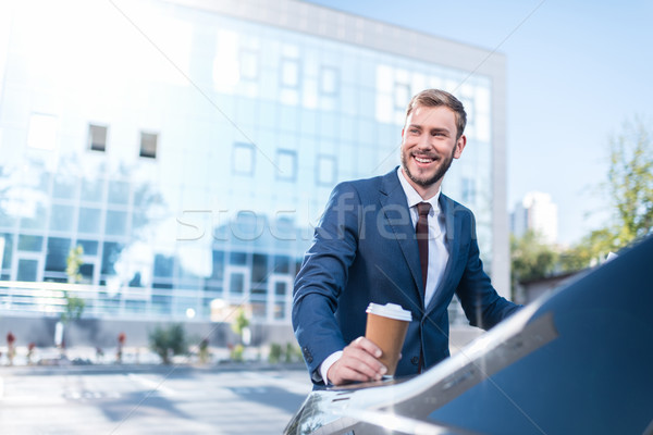 Biznesmen jednorazowy kubek kawy młodych garnitur Zdjęcia stock © LightFieldStudios
