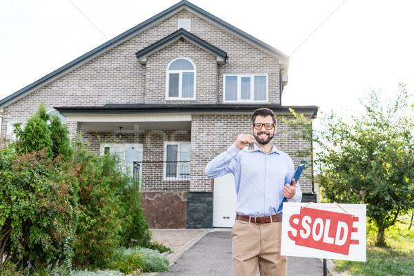 Stockfoto: Makelaar · sleutels · uitverkocht · huis · knap · glimlachend