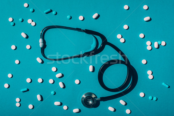 膠囊 聽筒 頂部 視圖 藍色 醫藥 商業照片 © LightFieldStudios