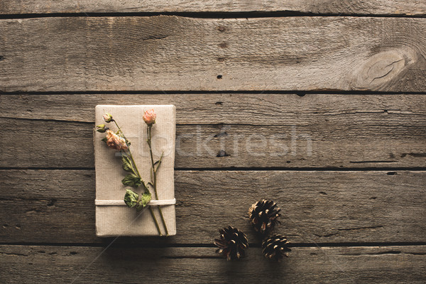 Geschenk dekoriert getrocknet Blumen top Ansicht Stock foto © LightFieldStudios