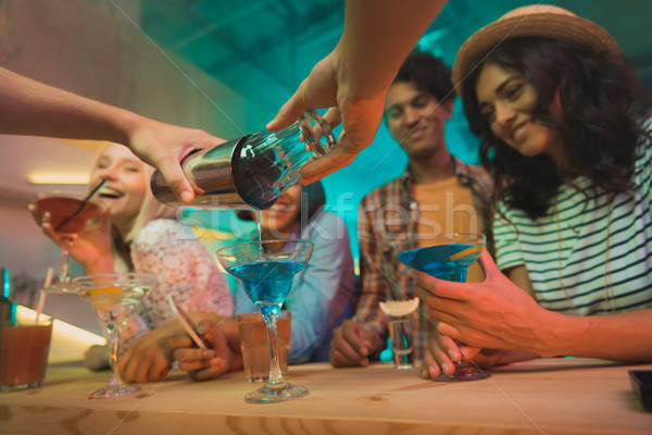 Stockfoto: Barman · cocktail · vrienden · bar