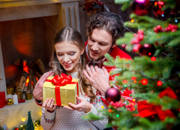 Fericit cuplu Crăciun prezenta şedinţei Imagine de stoc © LightFieldStudios