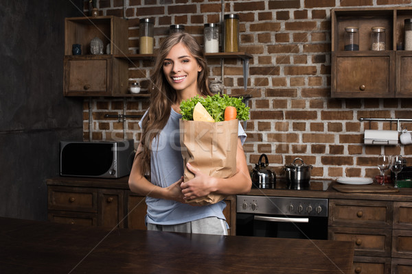Kobieta torby papierowe pełny żywności portret uśmiechnięta kobieta Zdjęcia stock © LightFieldStudios