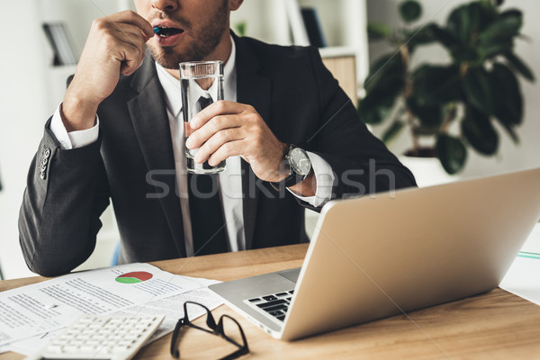 Stock foto: Aufnahme · Pille · erschossen · Geschäftsmann · Büro · Computer