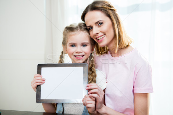 Gelukkig moeder dochter tonen digitale tablet Stockfoto © LightFieldStudios