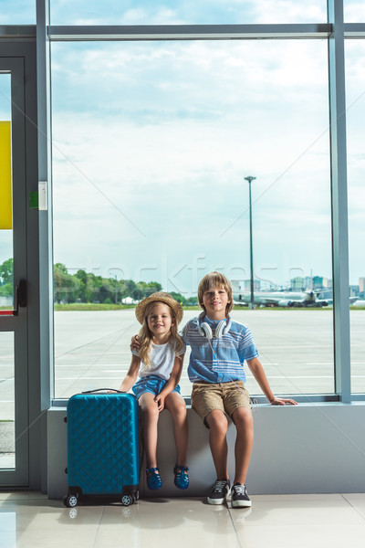 Geschwister warten Flughafen wenig Sitzung Fensterbank Stock foto © LightFieldStudios