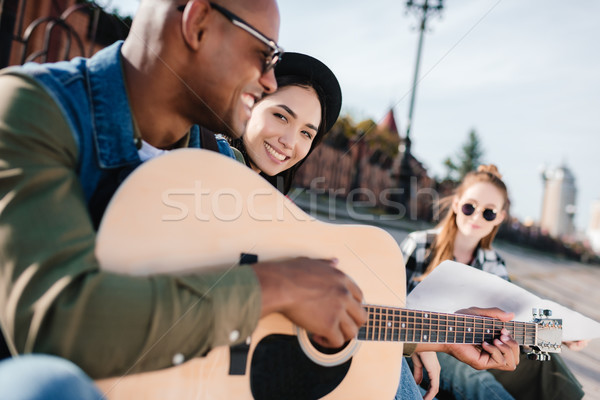 Multicultural amigos guitarra feliz rua mulheres Foto stock © LightFieldStudios