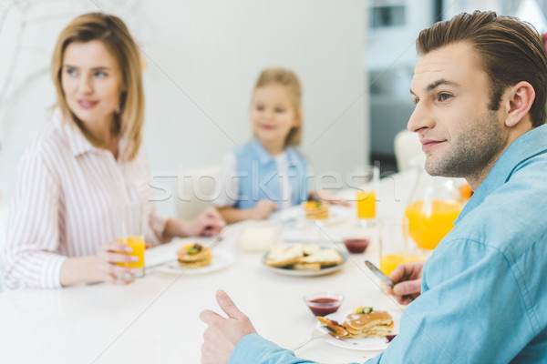 Selectieve aandacht man ontbijt samen eengezinswoning moeder Stockfoto © LightFieldStudios