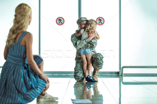 Stock fotó: Gyermek · ölel · apa · katonai · egyenruha · szelektív · fókusz · kislány