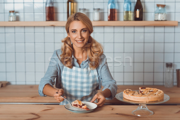 Chelneriţă plăcintă cafenea frumos varsta mijlocie proprietar Imagine de stoc © LightFieldStudios