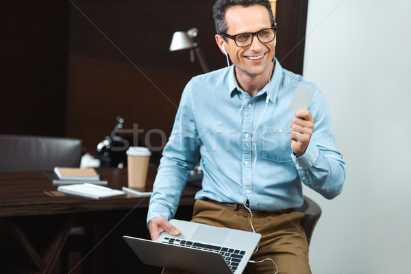 Stock foto: Geschäftsmann · halten · Kreditkarte · Laptop · Business