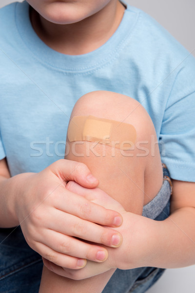Küçük erkek diz görmek yaralı Stok fotoğraf © LightFieldStudios